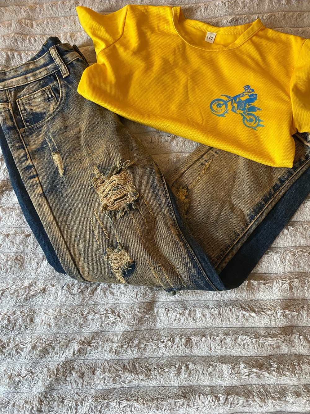 NWOT, Distress Blue Jeans Two Tone and back pockets.